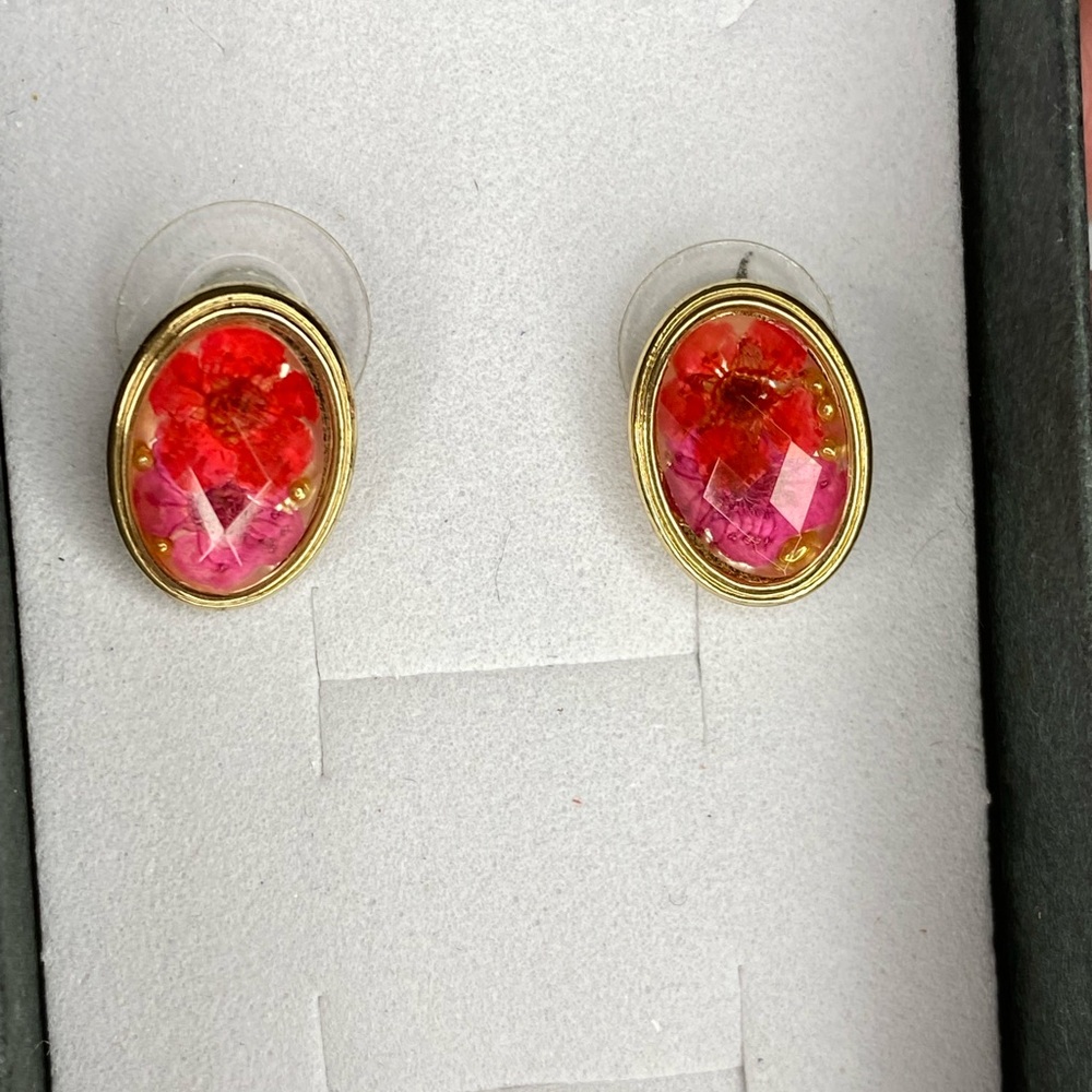 🎀 5 for $25 🎀 
Vintage Napier earrings flowers inside